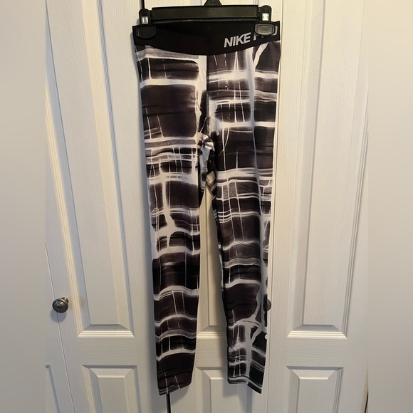 Black & White Nike Pro Leggings (Nike) - Picture 1 of 4